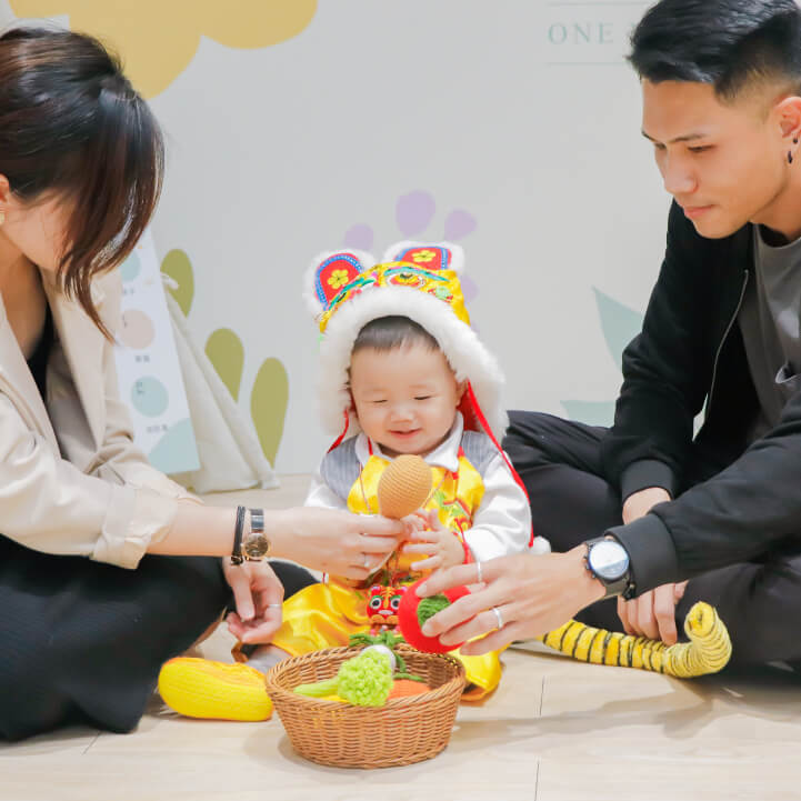 嬰兒抓周照片