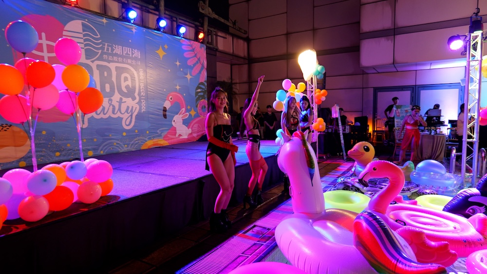 五湖四海營造 泳池中秋派對