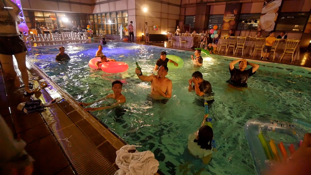 五湖四海營造 泳池中秋派對